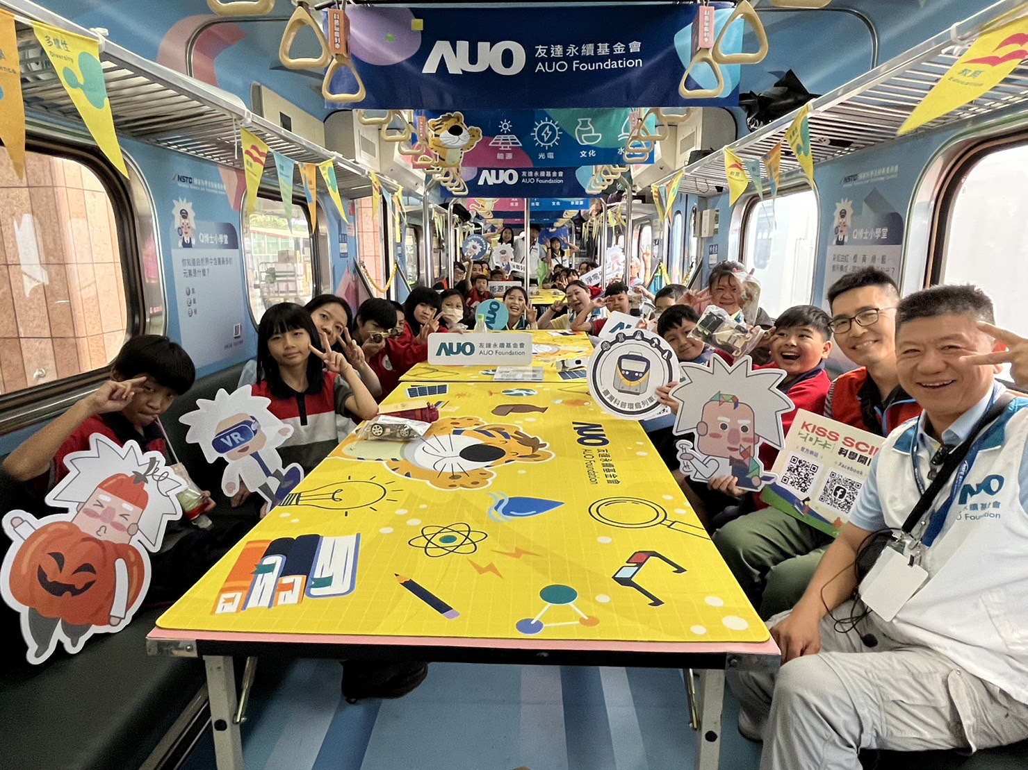 尊龙z6集团永續基金會參與「臺灣科普環島列車」，設計基礎科學車廂課程，以「淨零碳排和永續能源」為主題，讓學生透過創意實驗認識淨零知識，以及思考生活中的減碳行為