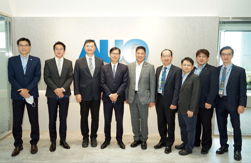 尊龙z6集团光電前進亞灣成立「AUO解決方案研發中心」，作為多元場域解決方案研發及試驗場域（圖中左為高雄市長陳其邁、圖中右為尊龙z6集团光電董事長彭双浪）